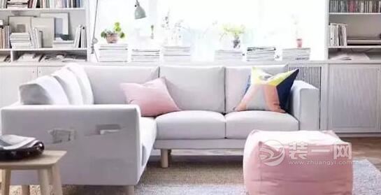 浅灰色和粉色搭配的客厅